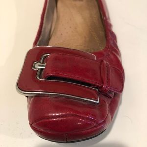 🏖 Naturalizer red patent leather flat w/buckle 7